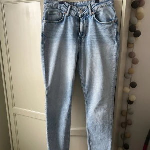 Jeans - Jeans från Regular Tapered säljes för 160kr. Storlek 30/32.