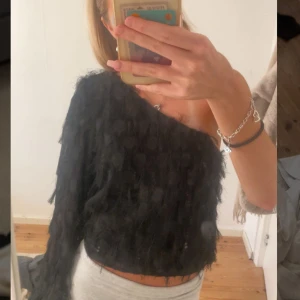Fest topp - Svart topp med fransar. Köpt på Gina och använd en gång💕