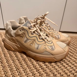 Golf ale Fleur Gianno Converse - UK 8.5 EU 43 Mesh Uppers Leather Overlays 3M Accents Hiking-Style Lacing Printed & Debossed Branding Heel Pulls Rubber Outsole