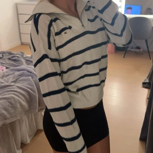 Randig tröja  - En randig Tommy hilfiger tröja. Inga defekter och sparsamt använd.💘💘😩