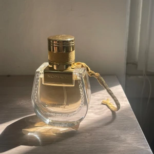 Chloé Nomade Naturelle EdP 30 ml  - Chloé Nomade Naturelle EdP 30 ml, se bild för att se hur mycket det är kvar!  Skulle säga ca 25 ml kvar, säljer pga hinner inte använda. Köpt för 1035kr