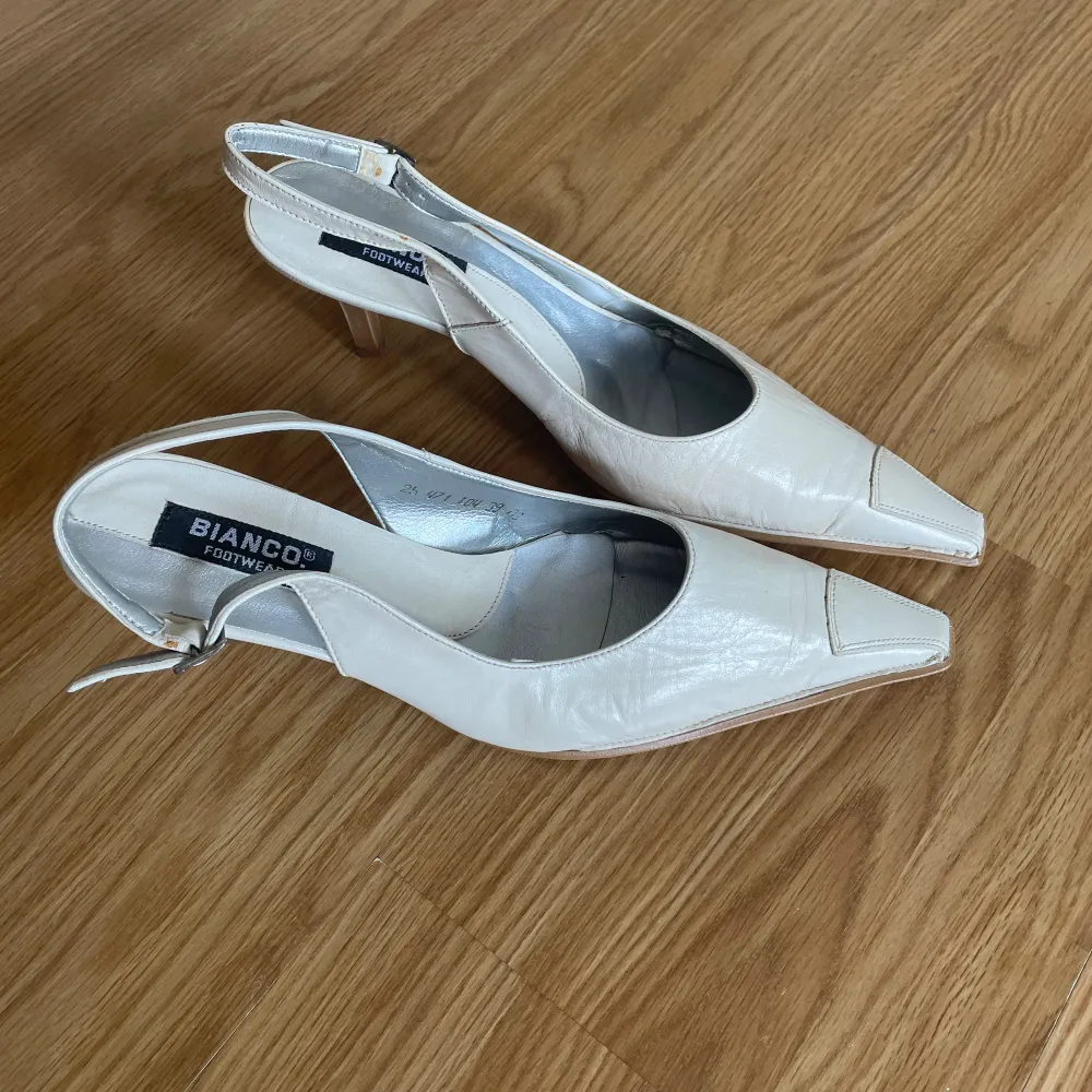 Kitten heels 90-tal från Bianco i mycket bra skick. Storlek 39. Nypris 650kr. Skor.