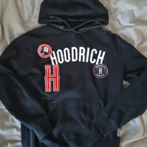 Hoodrich hoodie - En hoodrich hoodie som knappt är använd alltså nyskick. Vid samtliga frågor är det bara att skriva till mig👦
