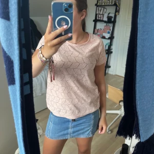 Rosa t-Shirt med hål - Rosa söt t-Shirt med små hål i.