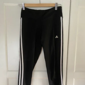 Träningstights - Säljer dessa klassiska adidas tights i tightsmaterial. Älskar dessa men de har tyvärr blivit för små. 🤍🤍