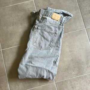Gråa jeans - Säljer nu dessa gråa Weekday jeans då dem ej kommer till användning. Jeansen är loose fit. Byxorna är väl använda men är i väldigt gott skick. Inga problem att ställa mer frågor eller om fler bilder på byxorna. Skick:9/10. Nypris: 699. 