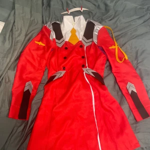 Zero Two cosplay - Säljer Zero Two cosplay! Du får med klänningen och diademet som du ser på första bilden. Jag möts gärna upp på närcon! Du får gärna föreslå annat pris🙏