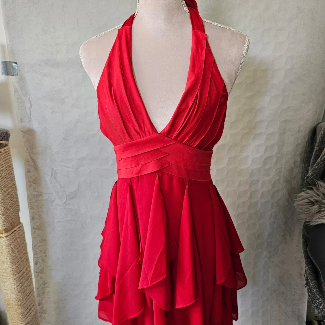 Röd klänning med volanger