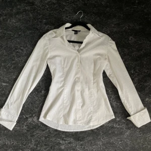 vit figursydd randig skjorta - randig skjorta från gamla h&m som sitter tight på kroppen (figursydd) i storlek 34 :)    
