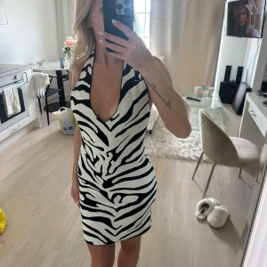 Klänning - Klänning som är öppen i ryggen. Aldrig använd prislapp kvar. Super nice till utomlands 🤍🖤från GinaTricot 