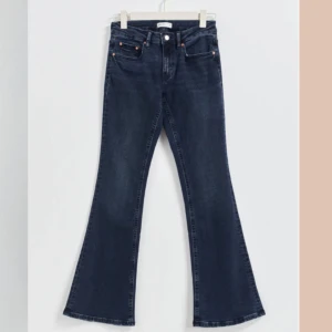 Low Waist Bootcut Jeans  - Nyskick, endast testade (prislapp sitter kvar) De var tyvärr lite korta på mig som är 173cm, så säljer vidare de här (Säljer även i stl 34)💛