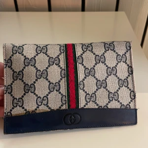 Mönstrad plånbok. Använt skick🌿 - Mönstrad fin plånbok i använt skick. Många bra fack och utrymmen! 