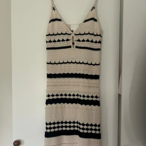 Hm klänning  - Virkad HM klänning. Använd två gånger. Klänningen har en öppning vi bröstet och en mindre volang ner till. 