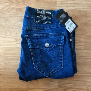 True Religion Jeans - !skicka bud för snabb affär! Feta true religion jeans, storlek 30. Använd ett par gånger, är i mycket bra skick. Taggen är kvar. Nypris 2200. Skriv om ni undrar någonting eller om ni vill ha fler bilder 📲