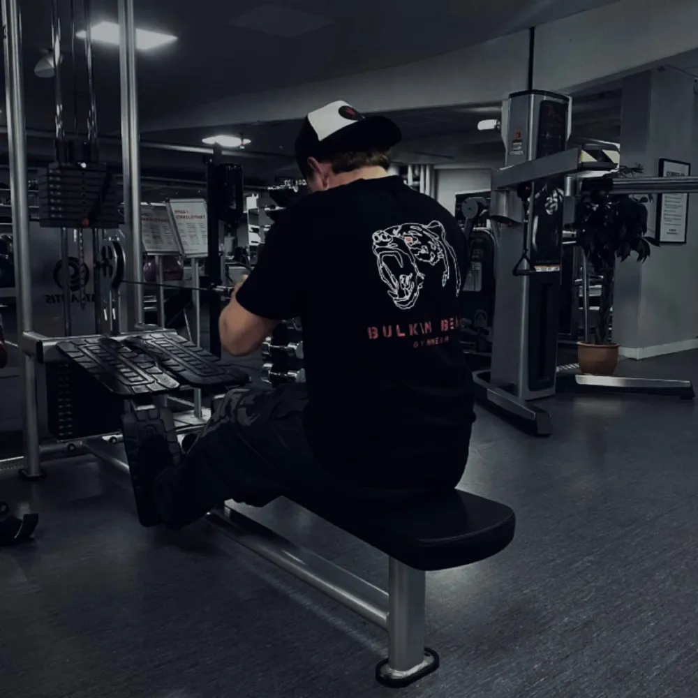 Detta är en oversized gym t-shirt som passar alla med fokus på kvalité och bekvämlighet. Finns i storlekarna S-XXL 100% bomull För den som gillar riktig oversize rekomenderas att gå upp en storlek. 20% rabatt vid köp av 2st. T-shirts.