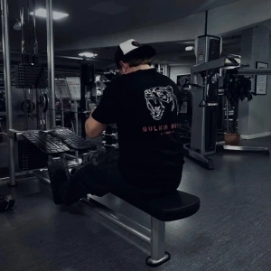 Bulkin Bear Gymwear - Detta är en oversized gym t-shirt som passar alla med fokus på kvalité och bekvämlighet. Finns i storlekarna S-XXL 100% bomull För den som gillar riktig oversize rekomenderas att gå upp en storlek. 20% rabatt vid köp av 2st