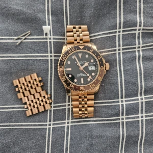 Klocka  - STÜHRLING klocka nyskick kostar 2500kr ny säljer den för 900kr. Mvh