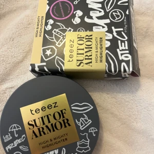 High & Mighty - Highlighter - Teez suit of Armor:s highlighter. Golden girl MO120. ”A radiant gold effect for medium or olive skin tones”. Helt ny.