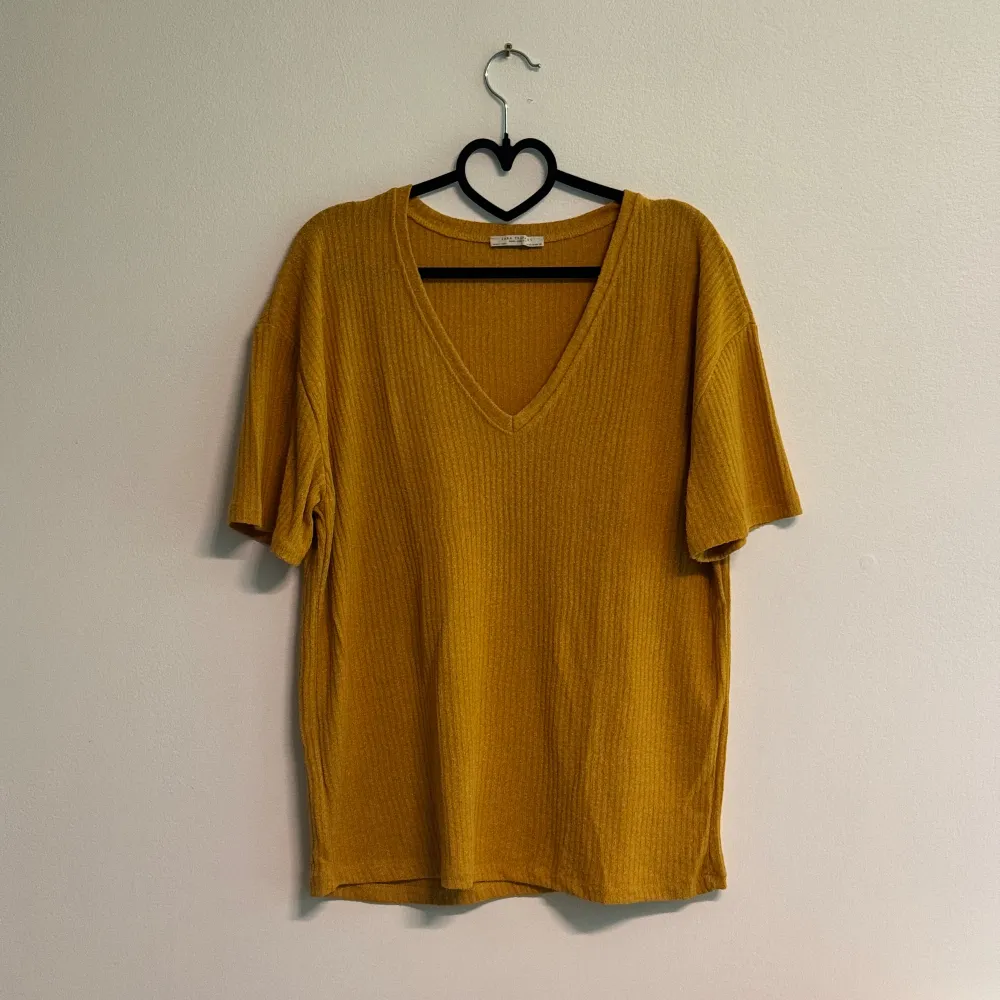 Mustard färgad T-Shirt. T-shirts.