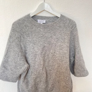 & Other Stories Tröja - Gör en intressekoll på denna extremt fina tröja, jag gillar den väldigt mycket men om någon lägger ett pris jag är villig att sälja den för så är den din, frakt betalar köpare och för fler bilder eller frågor, är det bara att skriva💕💕