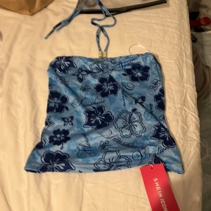 Halter top - Storlek xs/34 knyter i nacken, den är väldigt stretchig och man kan ta av pärlorna