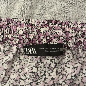 Lila kjol - Super snygg lila kjol från zara, tror ej den säljs längre (osäker). Kjolen har inbyggda shorts och har sjusterbar midja och borde passa S och M.