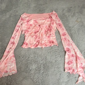 Rosa blus med rosor på - En jätte söt o skön blus. I färgen rosa. Rosorna på gör den extra söt. Storlek xs men sitter som s. Kommer it ihåg vart ja köpte den ifrån. 
