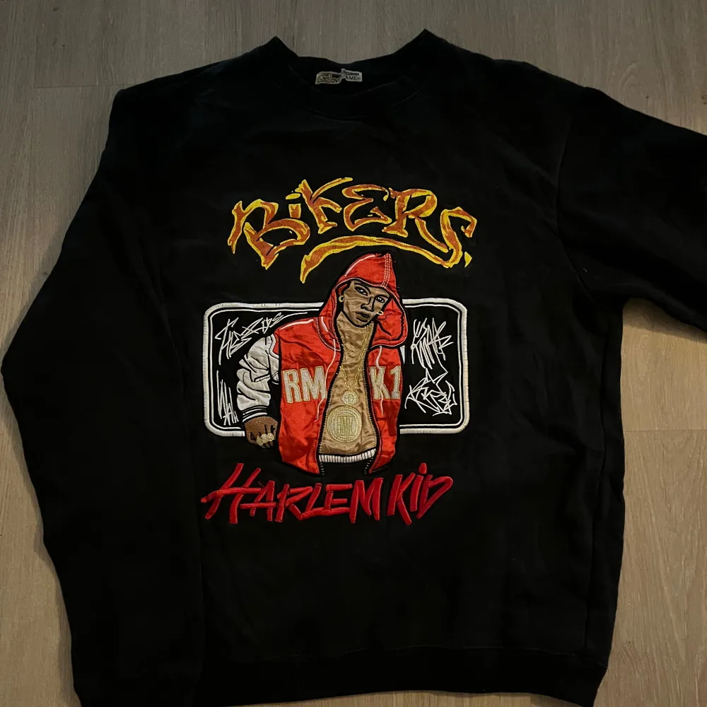 good sweatshirt with a nice touch of embroidery hiphop style. Size m/L. Hoodies.