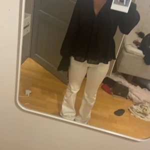 Vit jeans från nelly - Dom e köpta för 700kr och säljer de för 449kr dom är low Waits i storlek 36