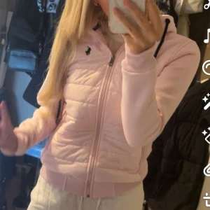 Intresse koll på denna fina ljus rosa cardigan!! - Köpte från en annan på plick helt ny, använd typ 4 gånger!! 