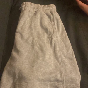 Gråa arket shorts 🌸 - grå shorts från arket, bra skick och stretchiga. 
