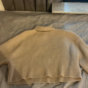 Stickad tröja - Den är i storlek M och är från Hm. Den är använd 3 ggr och är i perfekt skick.