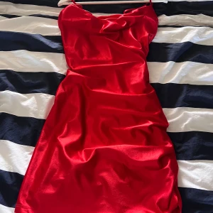 Satin klänning - Röd superfin satinklänninh från bikbok, köpt hösten förra året. Bra skick använd fåtal gånger.