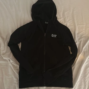 Ea7 tracksuit - En kofta och ett par mjukis byxor från emporio Armani. Skriv ifall ni har frågor eller vill ha fler bilder