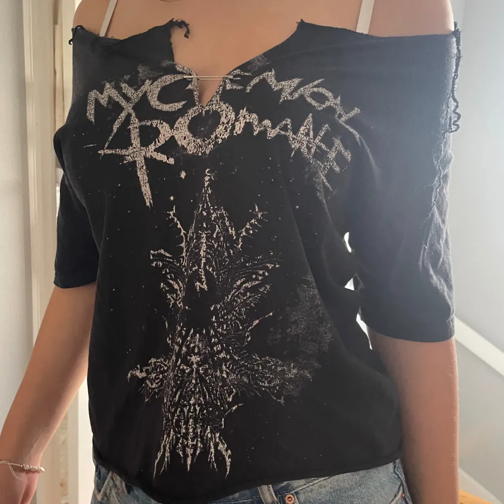 Riktigt cool goth My Chemical Romance tshirt! Använt ett par gånger men i bra skick 🖤 !! Skriv om intresserad !! . T-shirts.