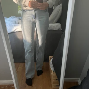 Ljusblåa jeans  - Blåa jeans från Bikbok i modellen Mid Wide CS 500, passar mig i längd som är 164 cm.💕