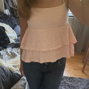 Rosa volangtopp - Helt ny, lapp sitter kvar. Säljer för 200, pris kan diskuteras💕