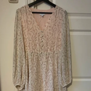 Klänning - Blommig klänning, aldrig använd utan bara testad.