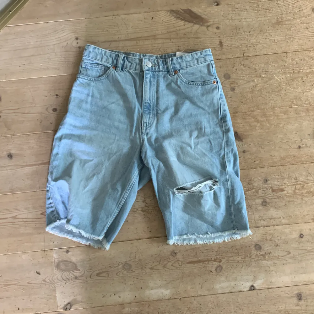 Lite längre jeansshorts med ett hål i högra benet, de är väldigt luftiga och sköna och går precis till knäna Nästan aldrig använda!. Shorts.