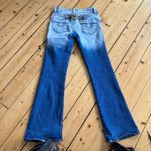Y2K JEANS - Y2K JEANS  Storlek 38 men mer som 36 ⚪️ 77 cm runt midjan ⚪️ Innerbenslängd 81 cm ⚪️  För små för mig, jag är 177 cm och har storlek 29.   Använd gärna köp nu 🫶
