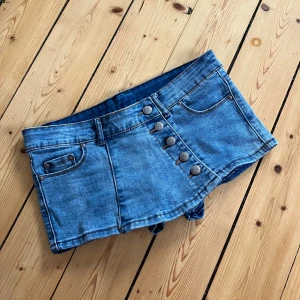 MINI SKORT - MINIKJOL MED INBYGGDA SHORTS  ⚪️ Storlek S ⚪️ 81 cm funt midjan ⚪️  För små för mig, jag är 177 cm och har storlek 29.  ⚪️ Använd gärna köp nu💋