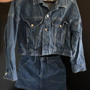 Jeansjacka och jeanskjol  - Jeansjacka och jeanskjol från H&M. Båda i väldigt fint skick. Säljer helst ihop som ett set som de är men vill du bara köpa en av plaggen så hör av dig.