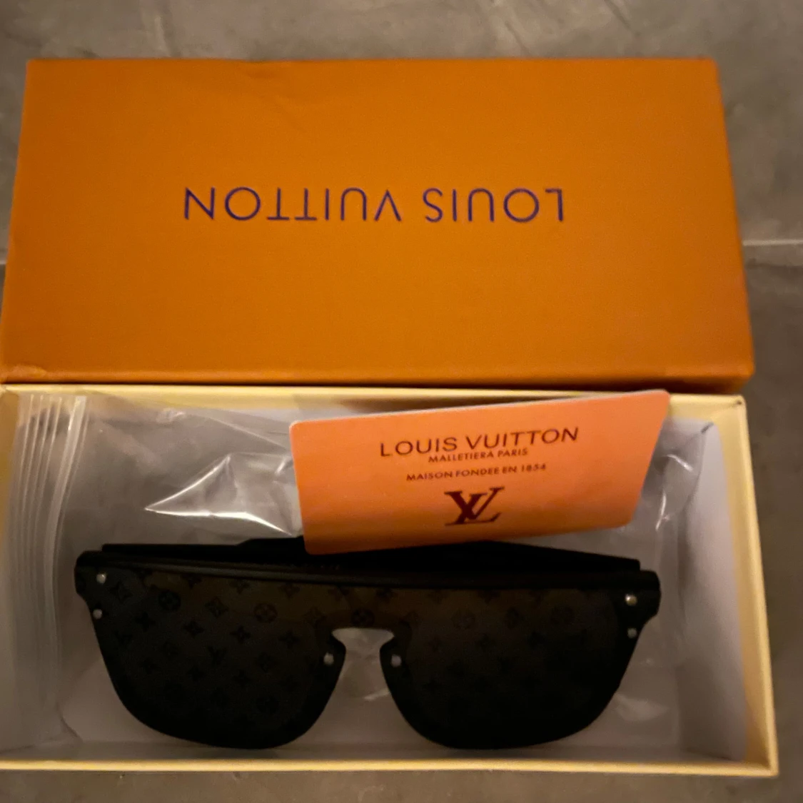  Louisvuitton & Glasögon