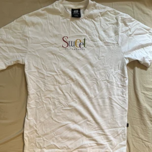 T-shirt med tryck - Cool vit t-shirt med tryck av Sweet Skateboards som är i storlek Xs men är oversized, finns några fläckar men inget som är tydligt, kan skicka bilder om någon vill💕