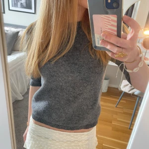 Stickad T-shirt  - Snygg mörkgrå stickad T-shirt från zara!!💗💗
