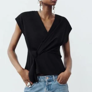 Blus zara - Säljer den a jättefina blus från zara då den tyvärr aldrig har kommit till användning