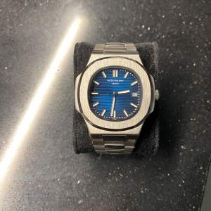 Säljer min Patek Phillippe Nautilus 5711 med en blue dial.                                                     Vet inte vilken sorts movement den har, kanske en NH35 movement. Har tagit bort några links från den för att passa mig men jag har kvar dem