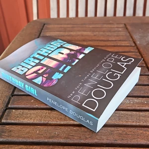 Birthday girl av Penelope Douglas  - Boken Birthday girl av Penelope Douglas. Ryggen har inte knäckts. Väldigt bra skick.