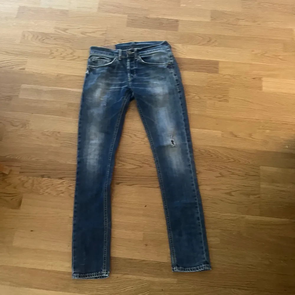 Säljer dessa as snygga jeans från dondup || skicket är bra o de är inte jätte använda || riktigt kap! || pris pga ja vill bli av me dem || storlek 30 men sitter något mindre || rätt right modell || inga bilder på pga för små || passar 170-175 frågor?. Jeans & Byxor.