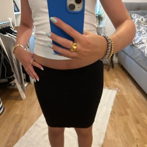 Assnygg kjol 💘 - En supersnygg kjol i tajt modell ifrån GinaTricot. Man kan vika ner beroende på hur man vill att den ska sitta 🫶🏼 Pris kan såklart diskuteras!!